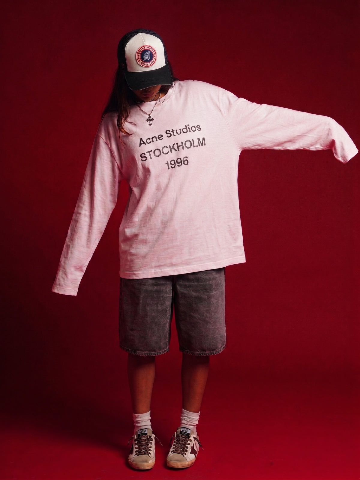 Le look SWIPYZ — casquette, collier, haut, short, sneakers